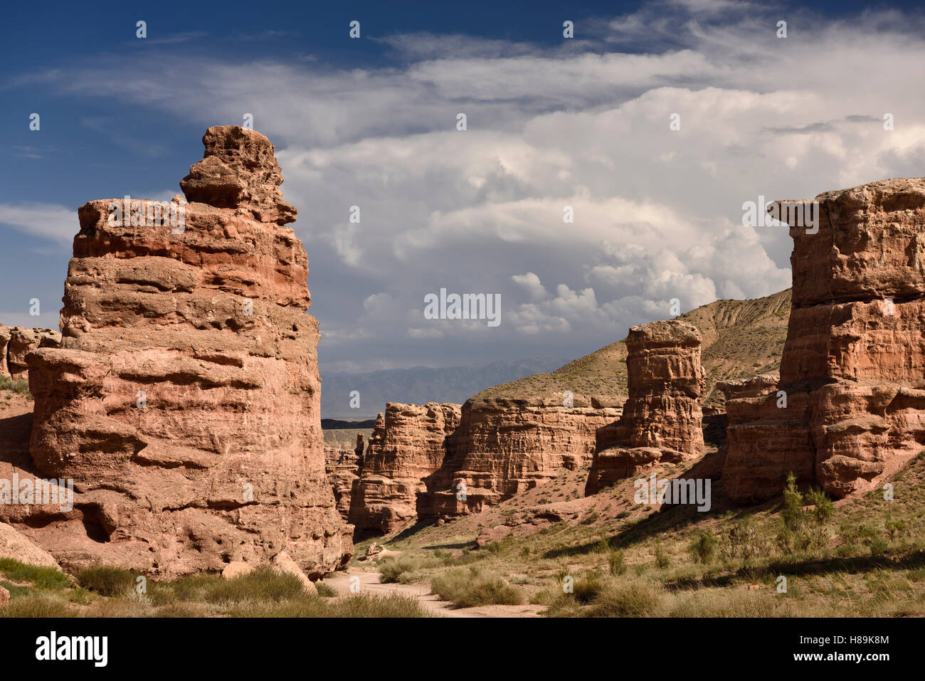 Roter Sandstein in trockenen Zone von Tscharyn namens Canyon Tal der