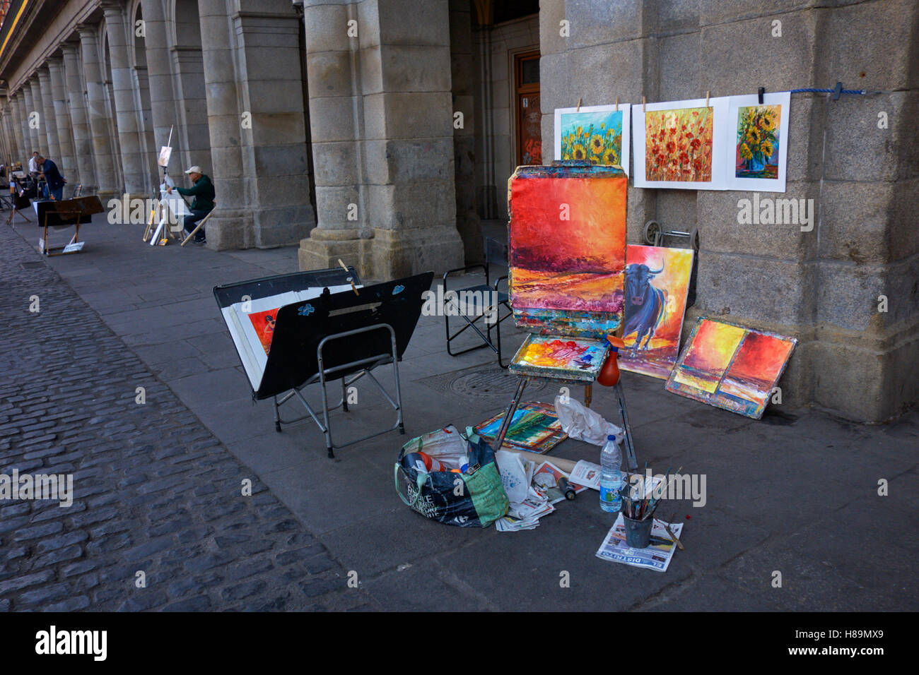 Blick auf eine Straße Maler Staffelei auf der Plaza Mayor. Madrid. Spanien. Stockfoto
