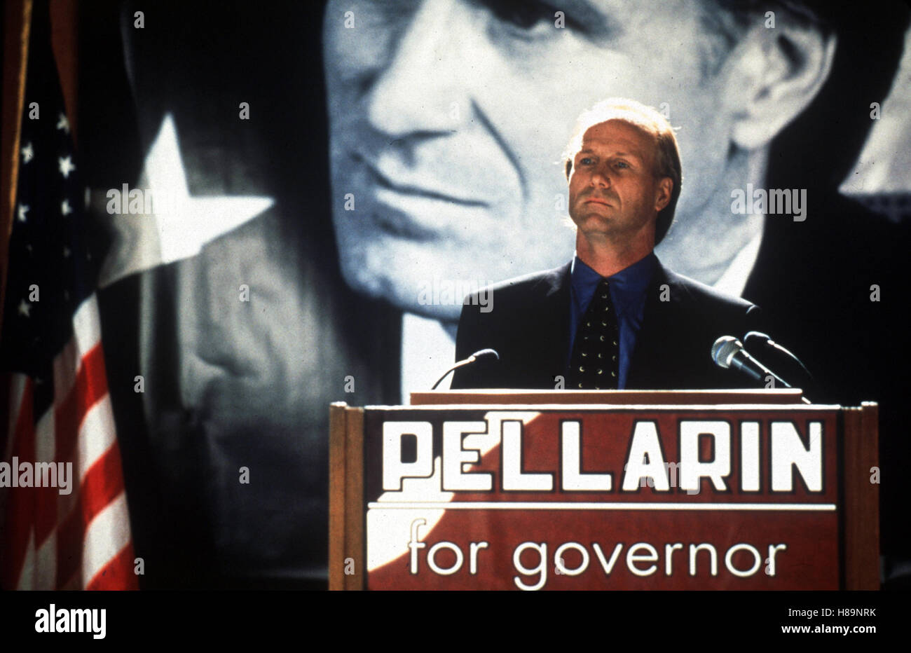 Sterben Macht der Lüge / sterben Akte Romero, (THE BIG BRASS RING) USA 1999, Regie: George Hickenlooper, WILLIAM HURT, Schlüssel: Fahne, Flagge, Sternenbanner, Kandidat, Rede Stockfoto