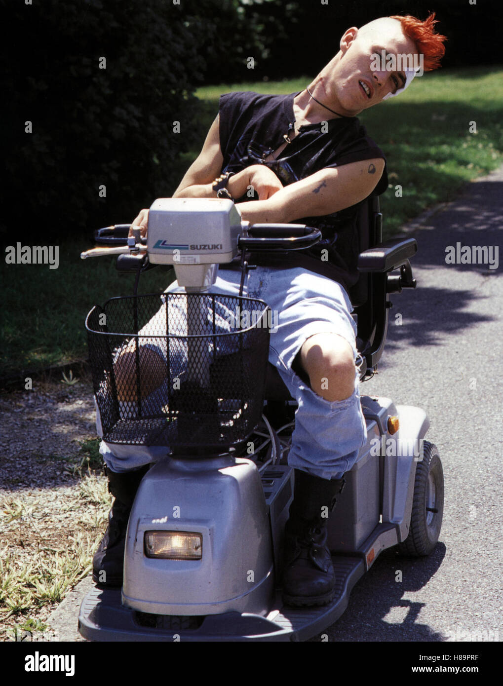 Straße der Freuden, (NATIONALE 7) F 2000, Regie: Jean-Pierre Sinapi, GERALD THOMASSIN, Schlüssel: Punk, Behinderter, Behindertenfahrzeug Stockfoto
