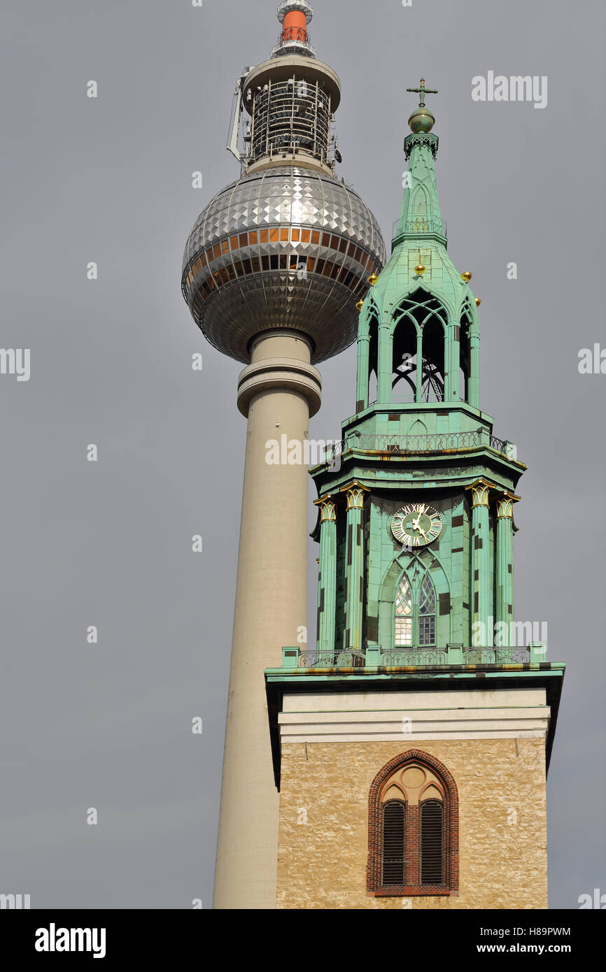 Blick auf den Fernsehturm oder Fernsehturm und Str. Marys Kirche in der Mitte von Berlin, Deutschland Stockfoto