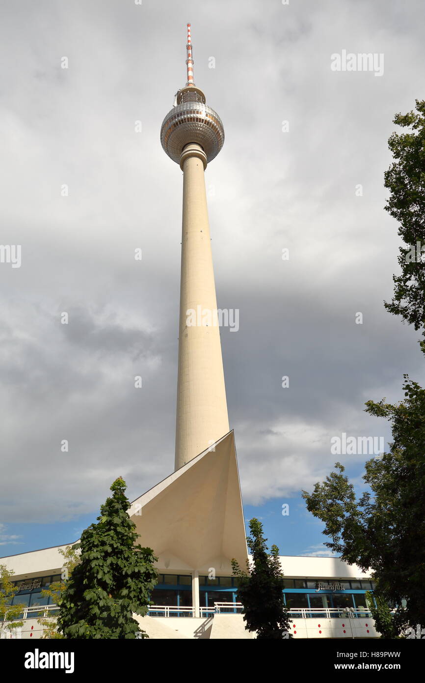 Blick auf den Fernsehturm oder Fernsehturm im Zentrum von Berlin, Deutschland Stockfoto