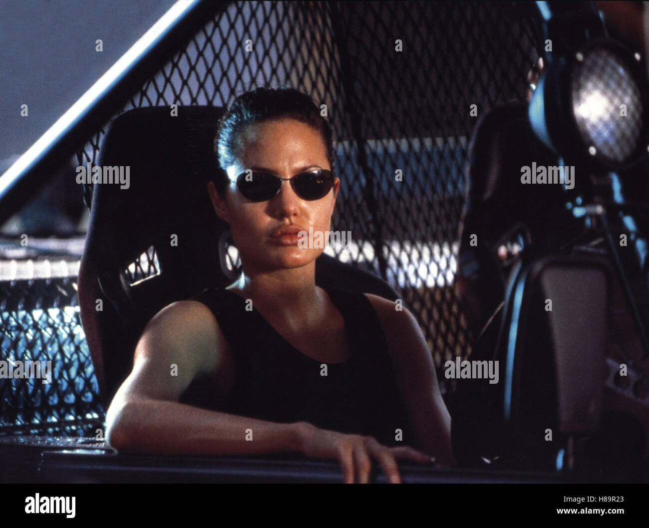 Lara Croft: Tomb Raider, (TOMB RAIDER) GB-USA 2000, Regie: Simon West,  ANGELINA JOLIE, Stichwort: Sonnenbrille Stockfotografie - Alamy