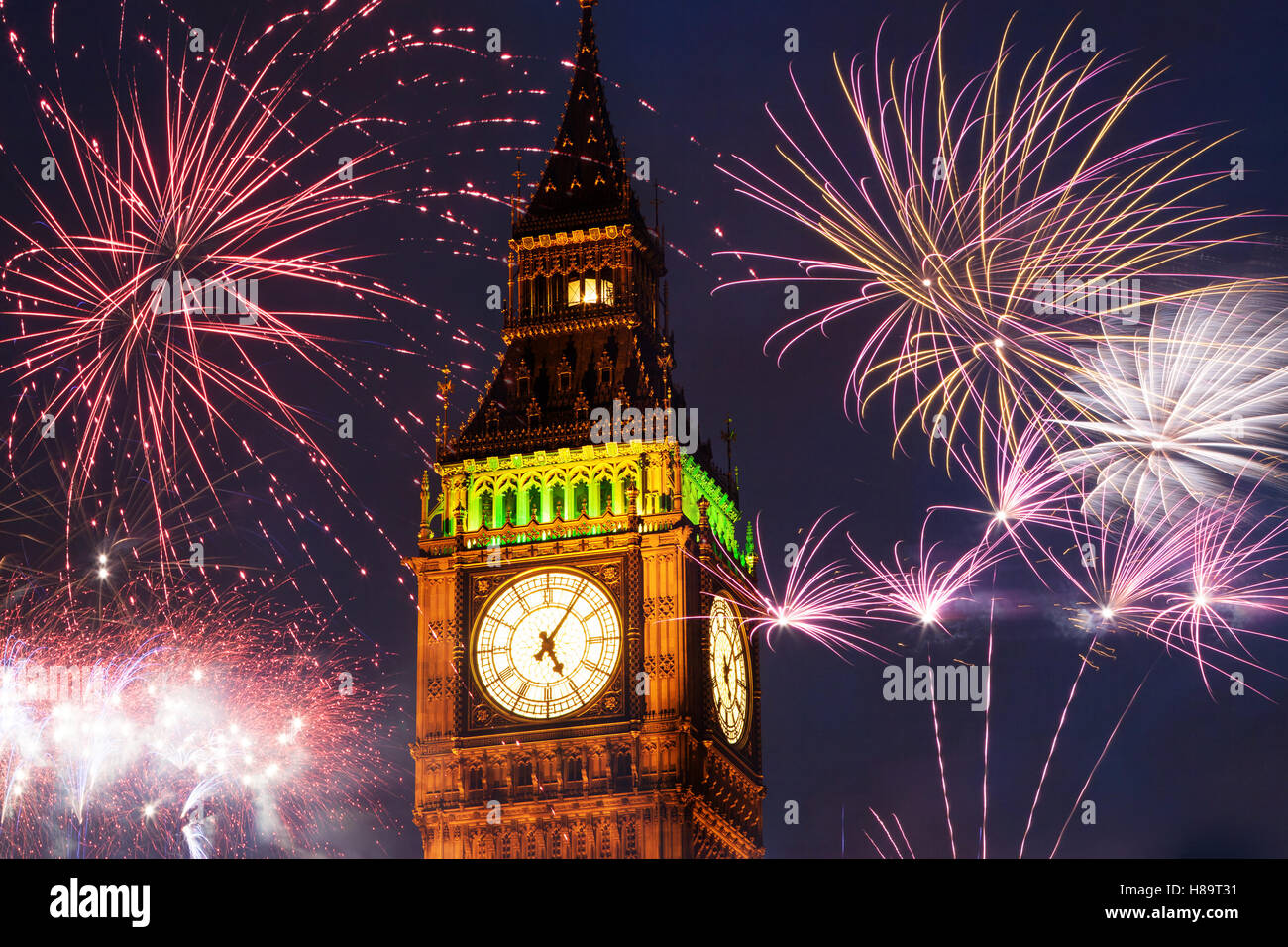 explosive Feuerwerk rund um Big Ben. Silvester in der Stadt - Feier Hintergrund Stockfoto