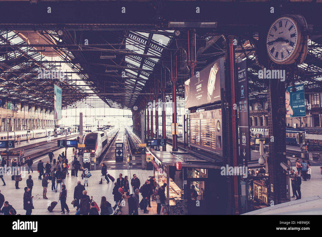 Traditionelle französische Bahnhof in Paris, Frankreich Stockfoto