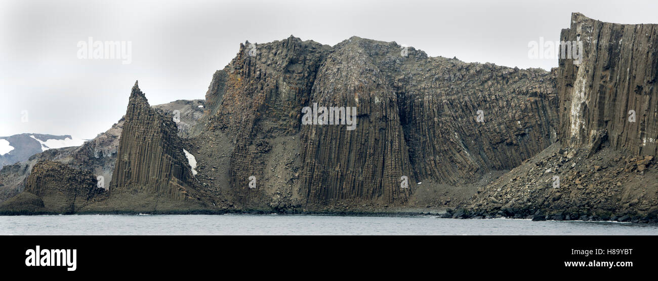Säulenförmigen Basalt, Neptuns Kathedrale, Coppermine Halbinsel, Robert Insel, Englisch Strait, Antarktis Panorama Stockfoto