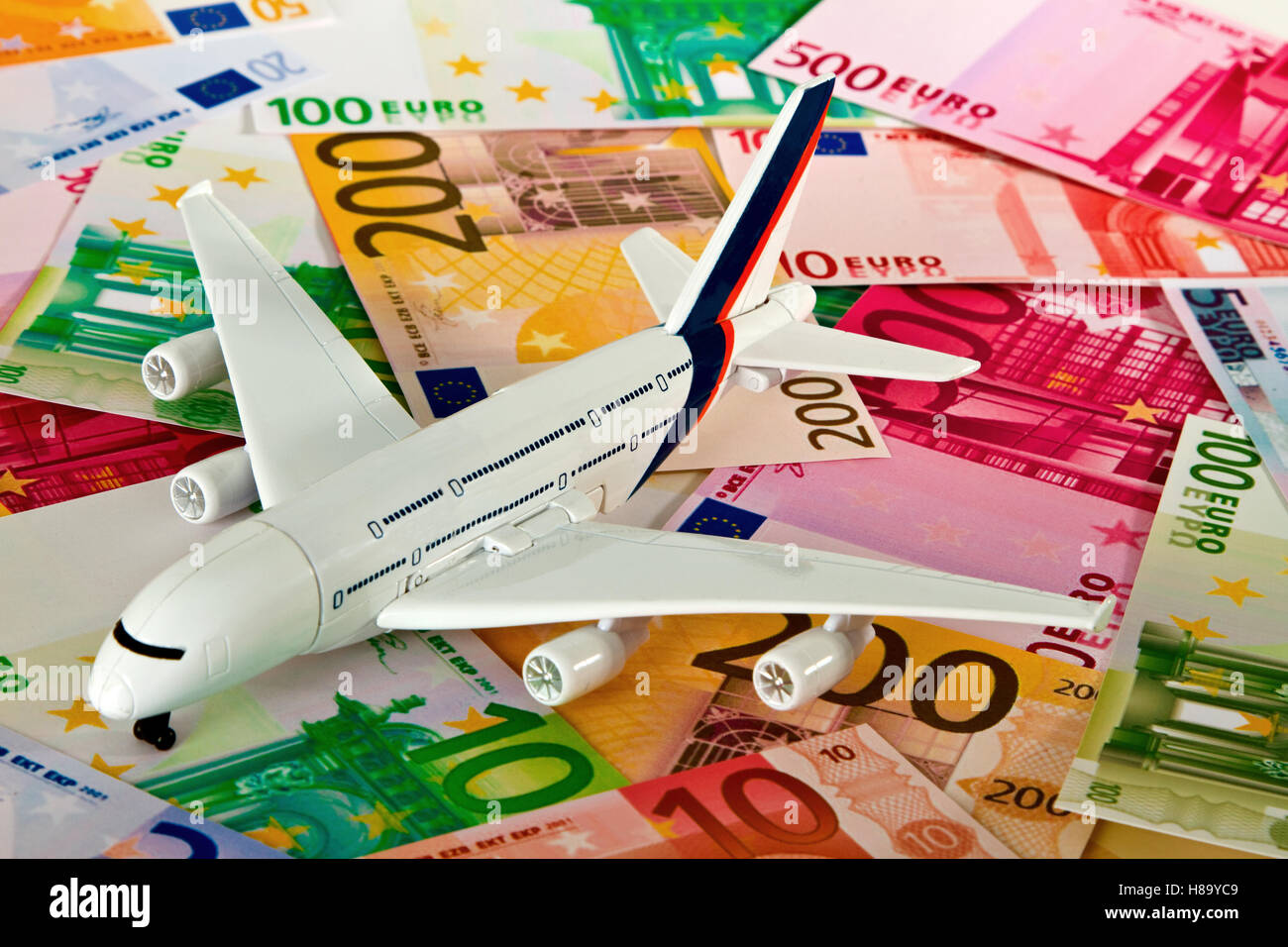 Euro-Banknoten mit Modell Arilplane. Studio gedreht. Stockfoto