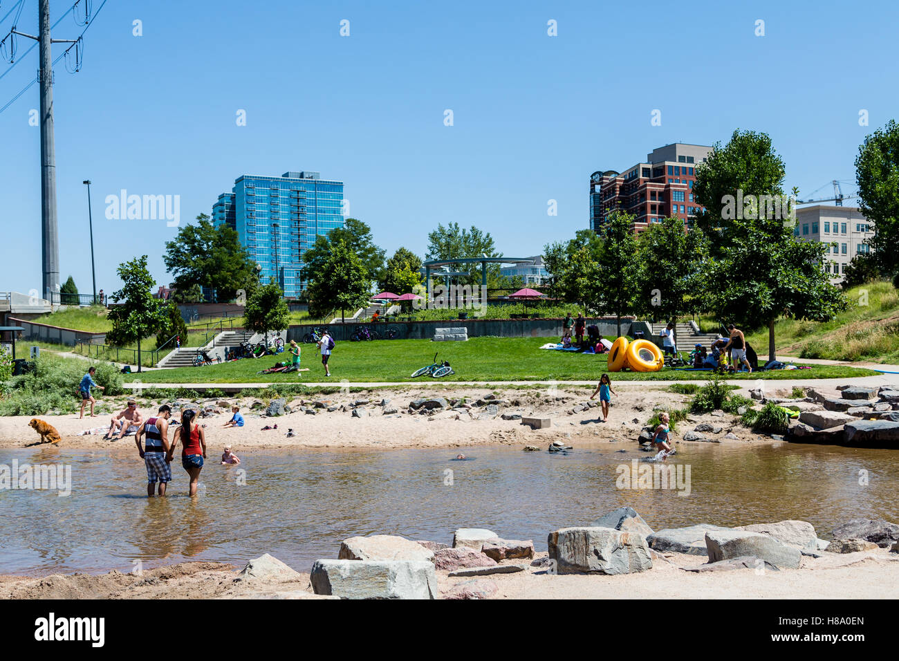 Menschen spielen in der Platte River in Denver, Colorado Stockfoto