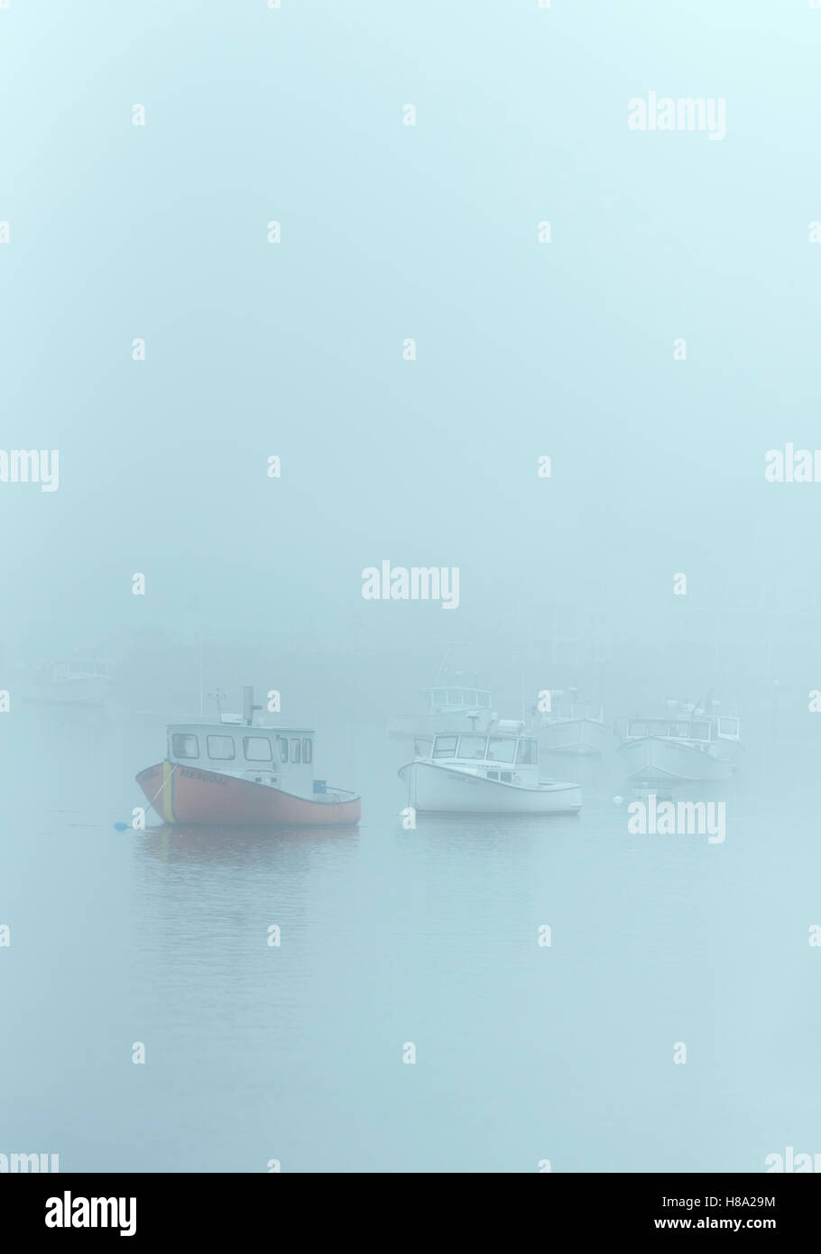 Hafen Angelboote/Fischerboote, eingehüllt in dichten Nebel, Kennebunkport, Maine, USA. Stockfoto