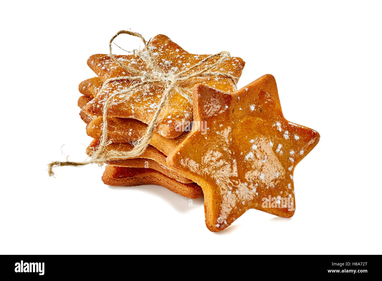 Sternförmige Ingwer Cookies Stack gebunden mit Seil auf weiß Stockfoto