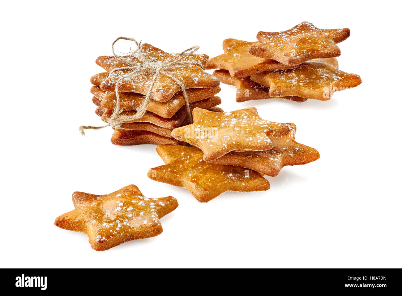 Verschiedentlich gestapelten Ingwer Cookies mit Puderzucker auf weiß Stockfoto