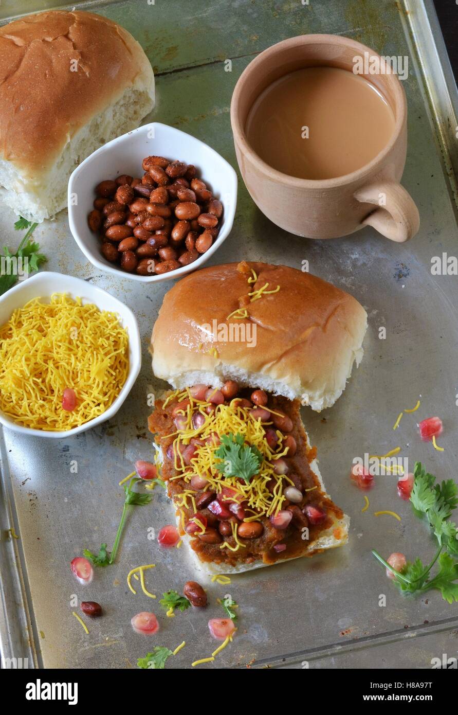 Dabeli-indischen Stil Sandwich gemacht mit gewürzten Kartoffeln und Erdnüssen Stockfoto