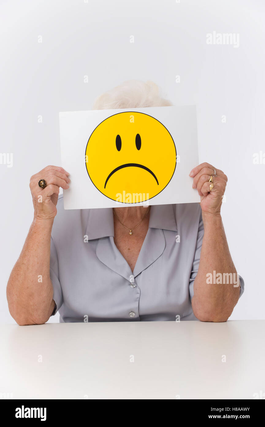 Ältere Frau mit traurigen Smiley-Gesicht Stockfoto