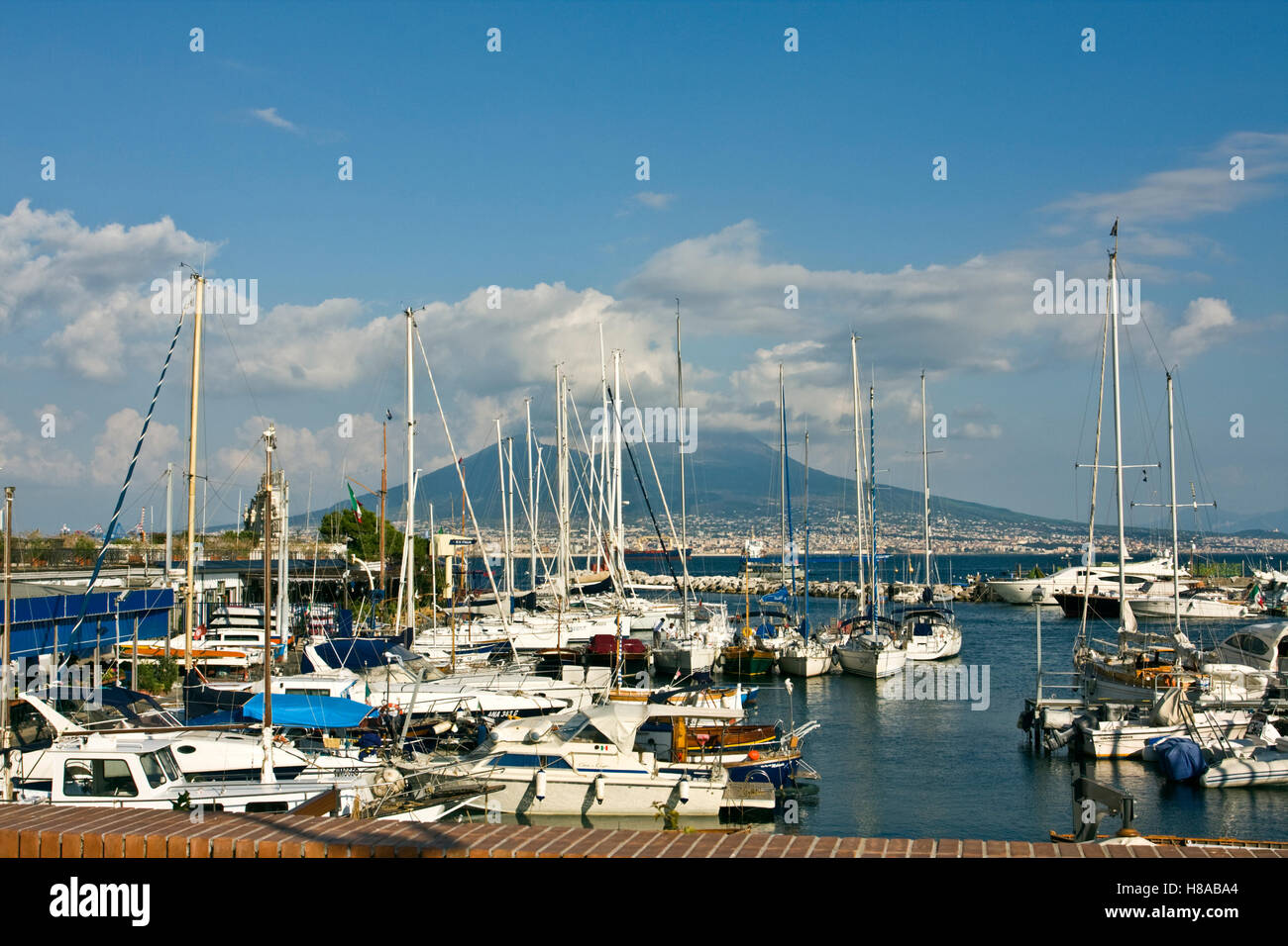 Vulkan Vesuv vom kleinen Hafen von Borgo Marinaro, Neapel, Kampanien, Italien, Europa Stockfoto
