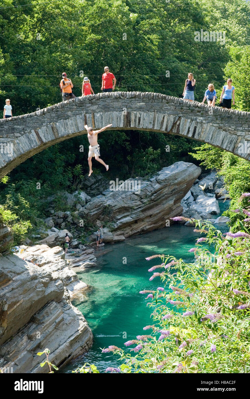Römische Brücke Ponte dei Salti in Lavertezzo, Tessin, Schweiz, Europa Stockfoto