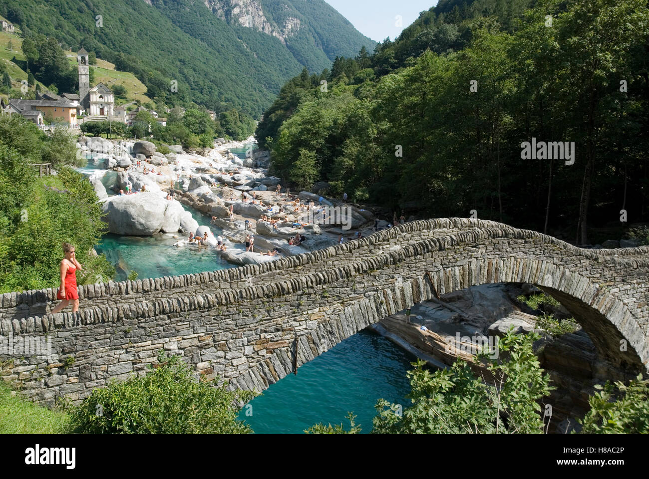 Römische Brücke Ponte dei Salti in Lavertezzo, Tessin, Schweiz, Europa Stockfoto