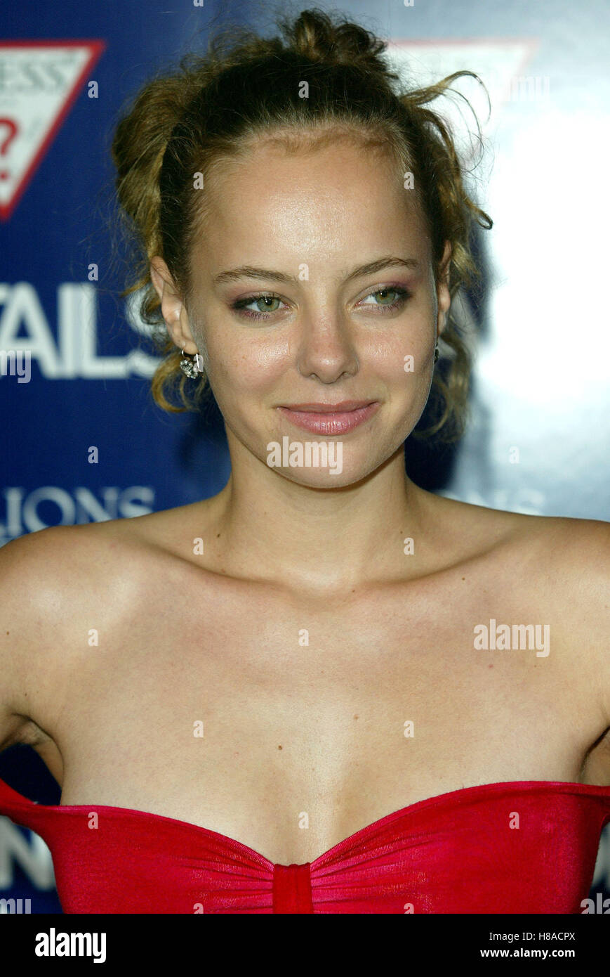 BIJOU PHILLIPS Wunderland LOS ANGELES GRAUMAN CHINESE THEATRE HOLLYWOOD USA PREMIERE 24. September 2003 Stockfoto