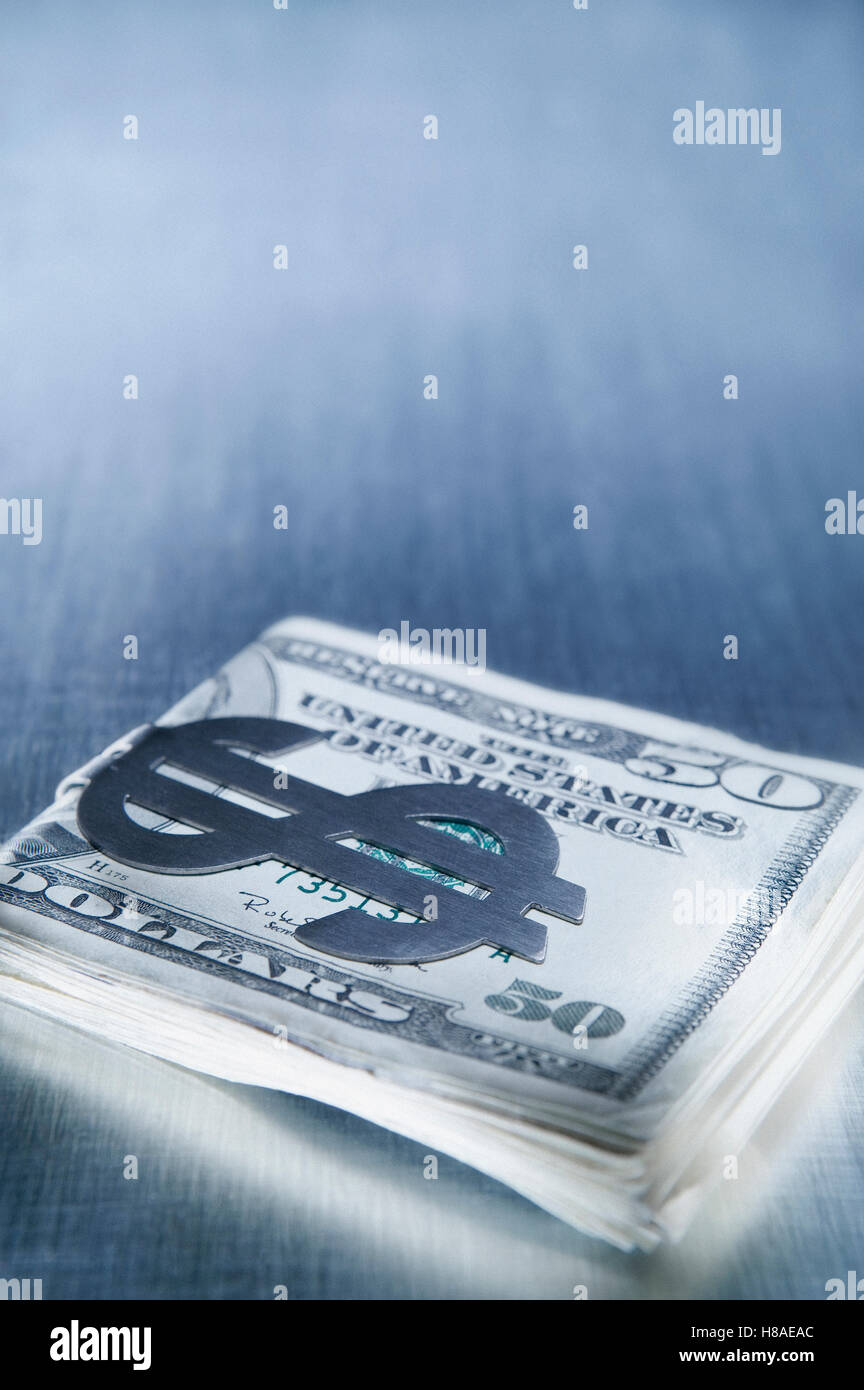 Geldscheinklammer 50 amerikanische Dollarscheine voller Stockfoto