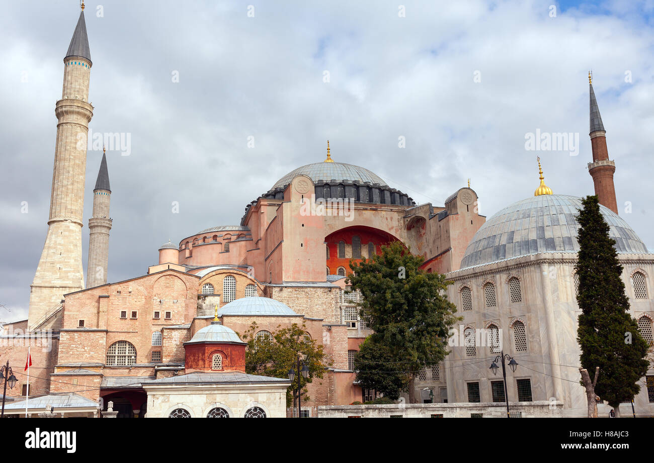 Hagia Sophia in Istanbul. Die Welt berühmten Denkmal der byzantinischen Architektur. Blick auf die St. Sophia Cathedral bei Sonnenuntergang. Stockfoto