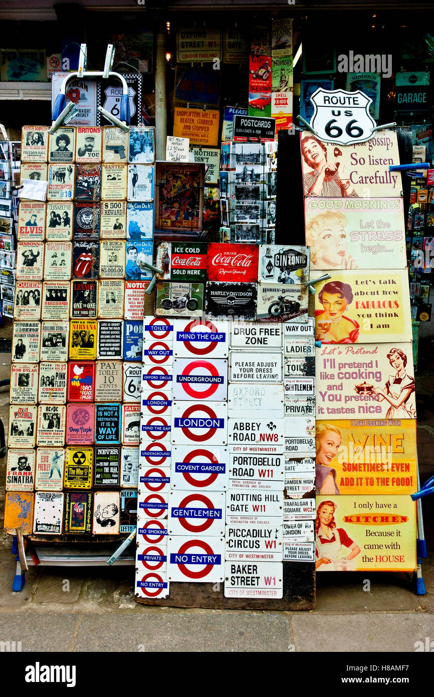 Stall verkauft verschiedene Sammler Vintage Metall-Plaketten auf dem Portobello Road Markt. London, England, Großbritannien, Großbritannien, Europa. Nahaufnahme Stockfoto