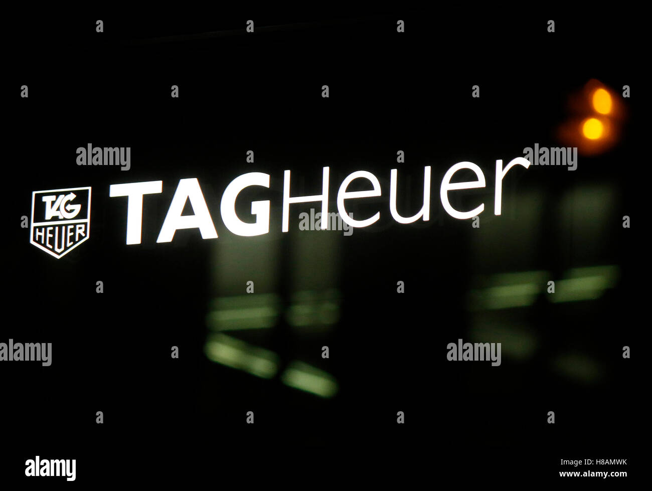 Das Logo der Marke "Tag Heuer", Berlin. Stockfoto