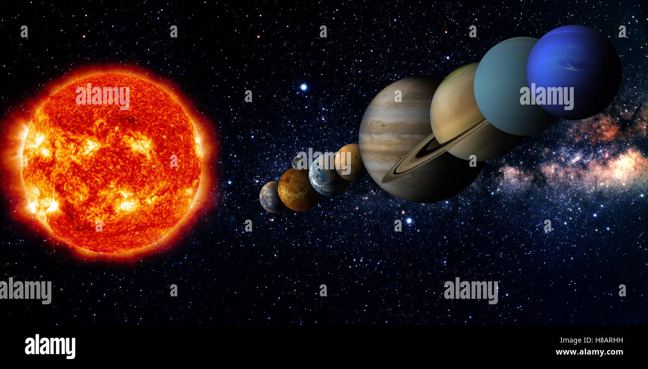 Die Sonne und acht Planeten unseres Systems im Orbit Stockfoto