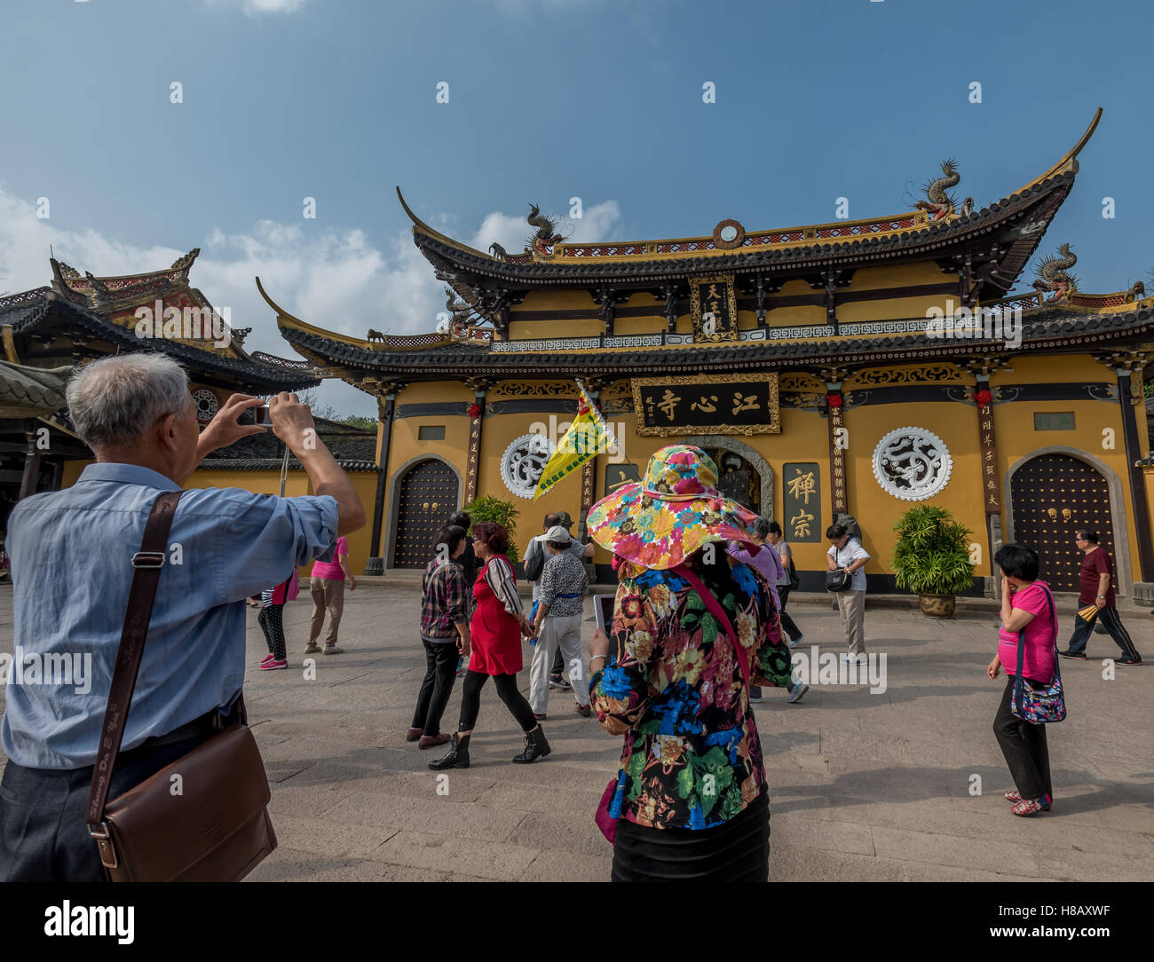Chinesische Touristen besuchen Jiangxin Tempel auf Jiangxin Insel in Wenzhou, China. Stockfoto