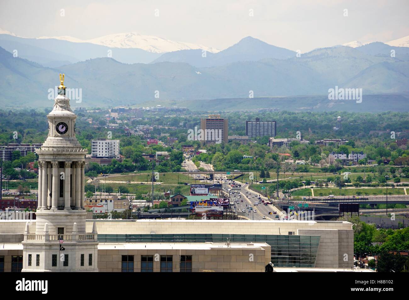 Denver-Rathaus-Turmuhr schließen mit Bergen im Hintergrund Stockfoto