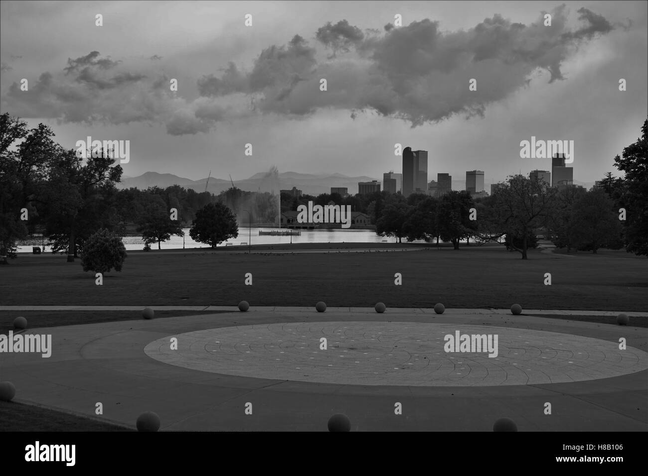 Atmosphärische Wolken über Denver breit Stockfoto