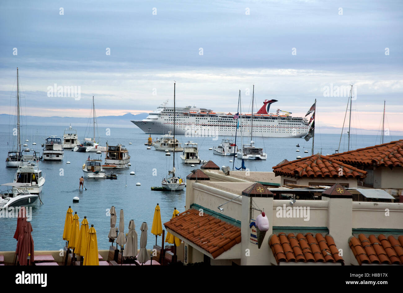 Karneval Kreuzfahrt Schiff vor Anker im Hafen von Avalon auf Catalina Island vor der Küste von Südkalifornien. Stockfoto