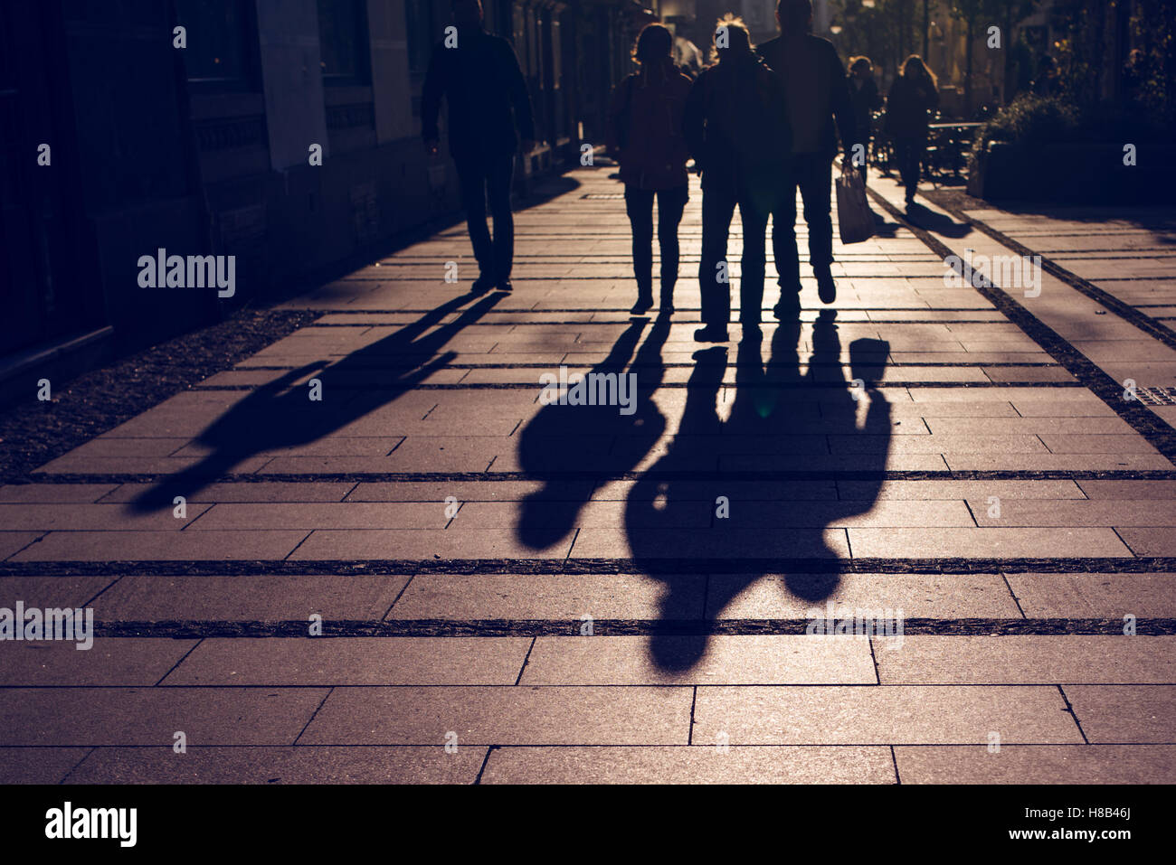 Silhouetten von Menschen zu Fuß auf Stadt Straße und Gießen Schatten auf Asphalt, allgemeine öffentliche Konzept für jede Gemeinschaft im Zusammenhang mit t Stockfoto