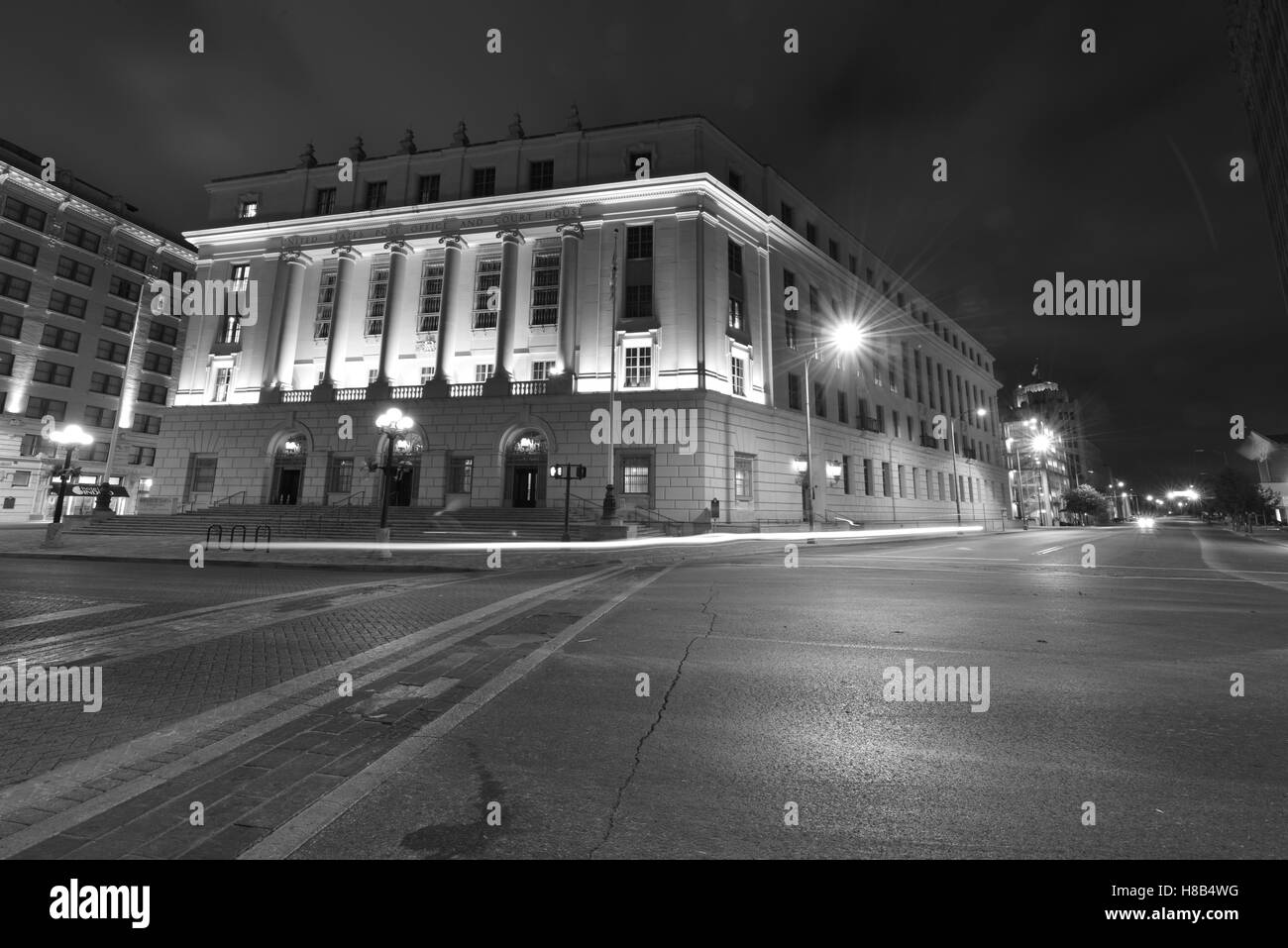 Das Hipolito F. Garcia Federal Building und United States Courthouse in San Antonio kurz vor morgen. Stockfoto