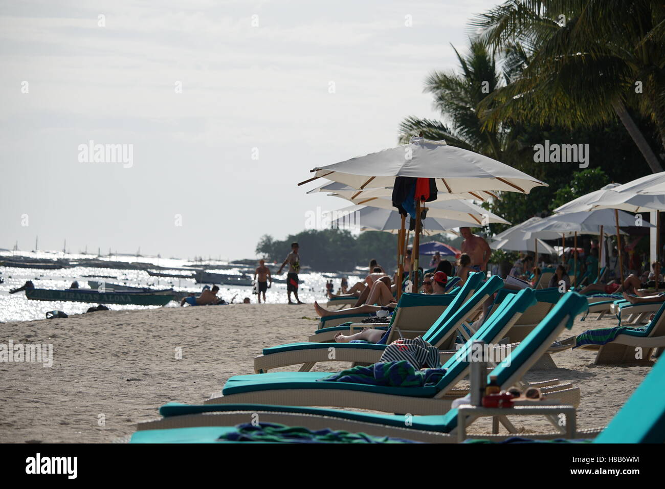 Menschen im Liegestuhl am Strand Stockfoto