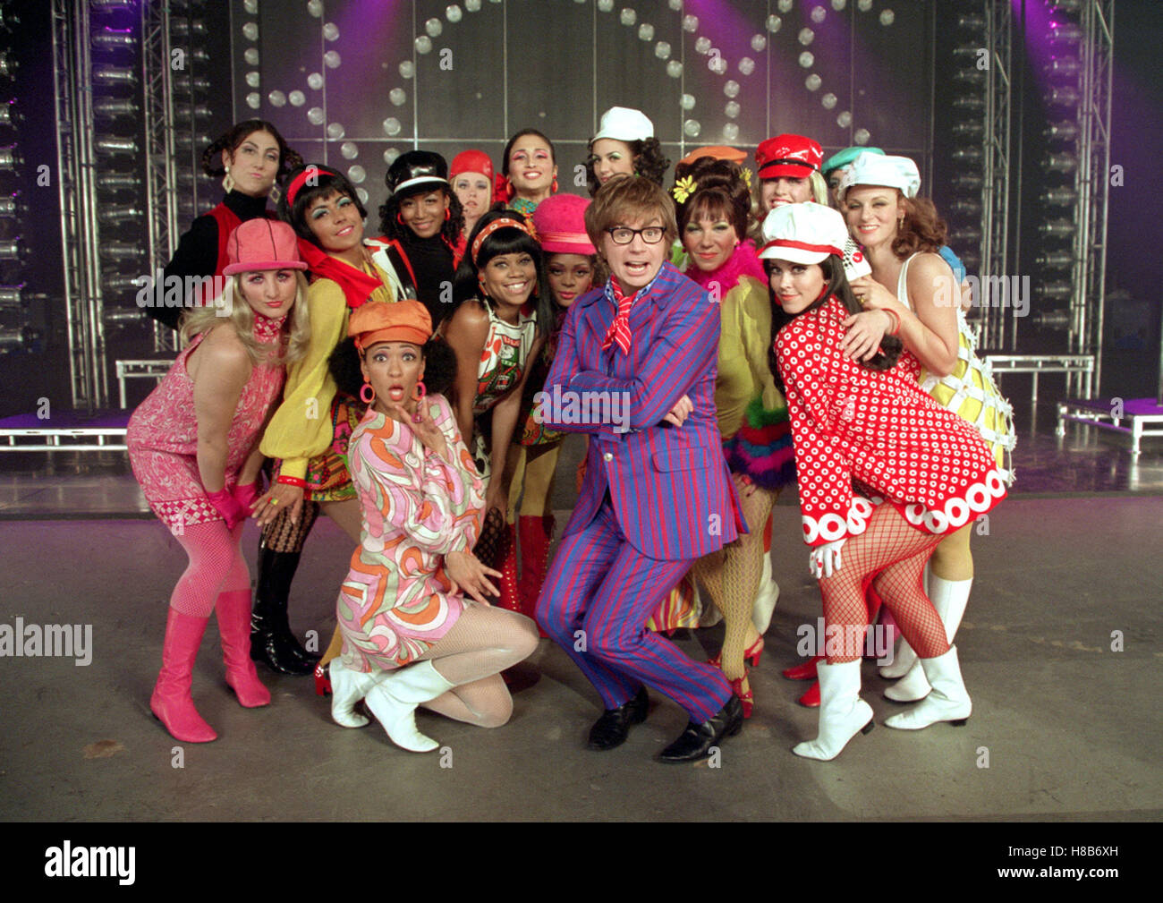 Austin Powers in Goldständer, (AUSTIN POWERS IN GOLDMEMBER) USA 2002, Regie: Jay Roach, MIKE MYERS (mi), Stichwort: Show, Gruppenbild Stockfoto