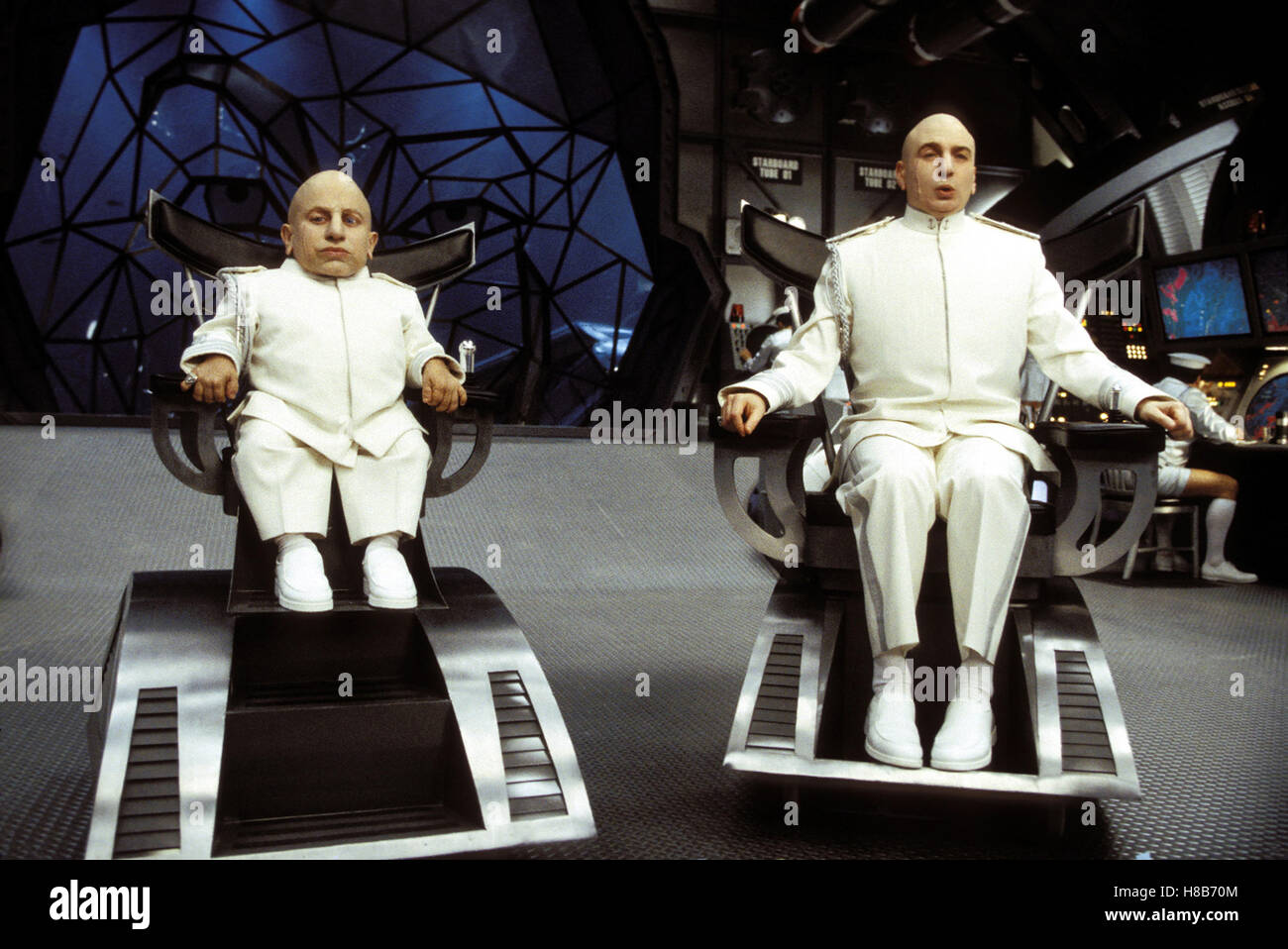 Austin Powers in Goldständer, (AUSTIN POWERS IN GOLDMEMBER) USA 2002, Regie: Jay Roach, VERNE TROYER, MIKE MYERS, Stichwort: Lilliputaner, Rollstuhl, Futuristisch Stockfoto