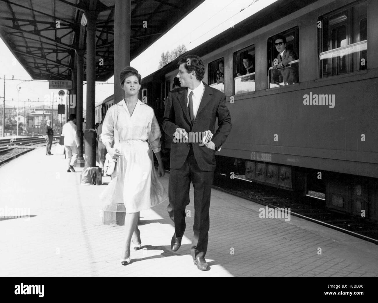 Das Mädchen Mit Dem Koffer / Das Mädchen Mit Dem Leichten Gepäck (LA RAGAZZA CON LA VALIGLIA) IT 1960 s/w, Regie: Valerio Zurlini, CLAUDIA CARDINALE, GIAN MARIA VOLONTE, Schlüssel: Bahnsteig, Zug, Reisendes Paar, Stockfoto