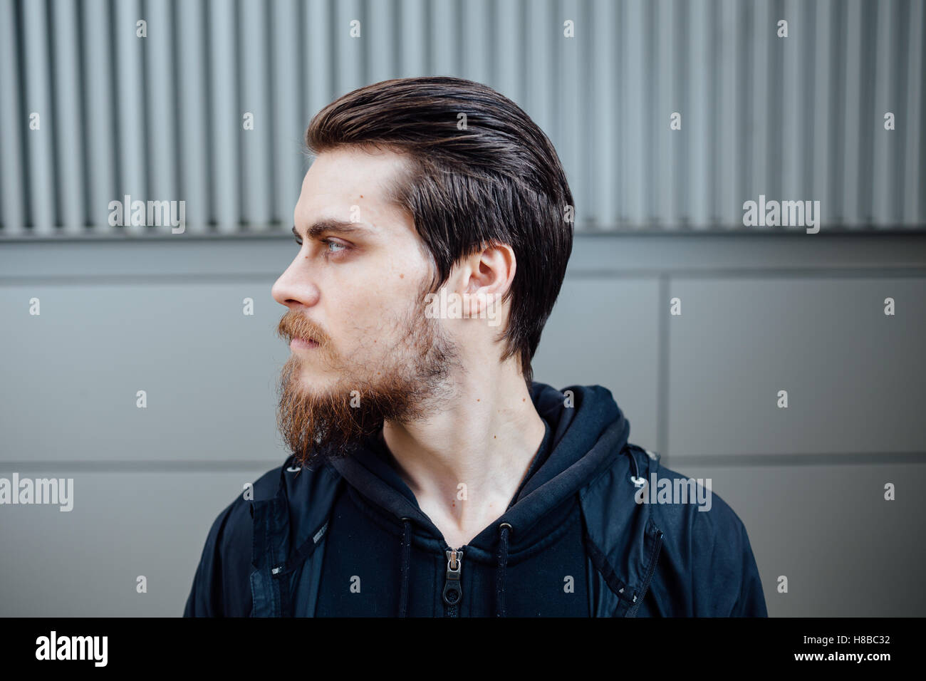 Trendige Hipster Porträt eines Mannes mit Bart und einige modische Haar. Stockfoto