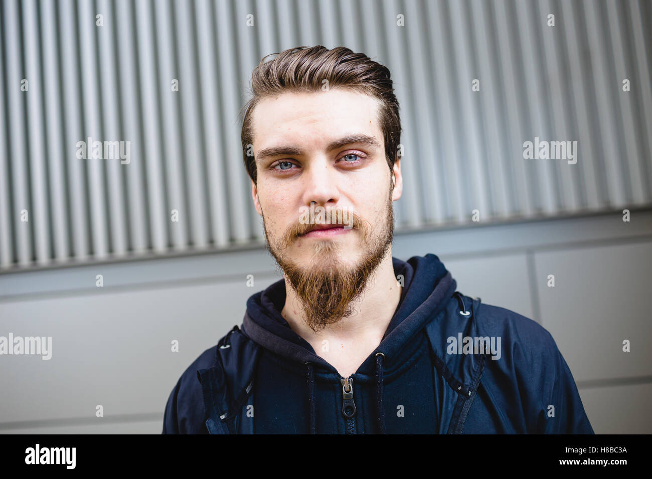 Trendige Hipster Porträt eines Mannes mit Bart und einige modische Haar. Stockfoto