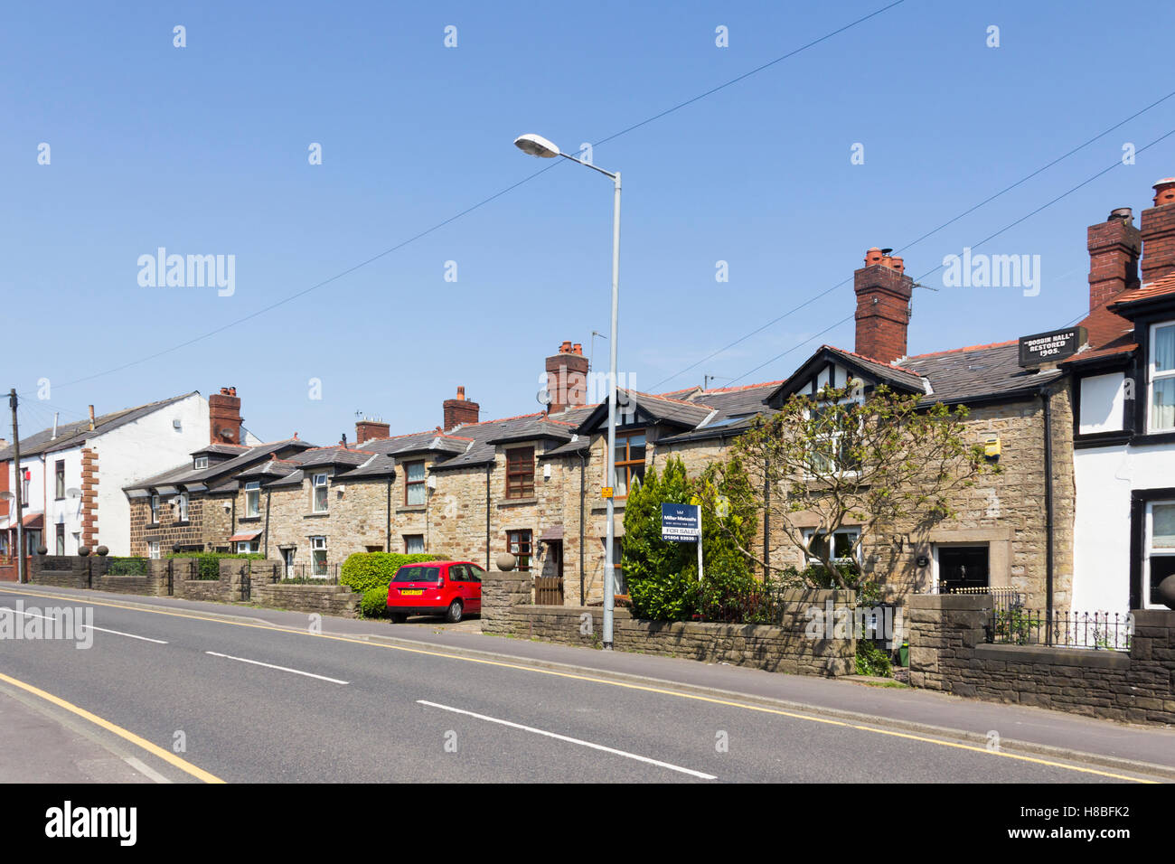 Spule Hall und angrenzenden Stein Reihenhaus auf dem Land an der New Street, in dem Dorf Blackrod, in der Nähe von Bolton, Lancashire. Stockfoto