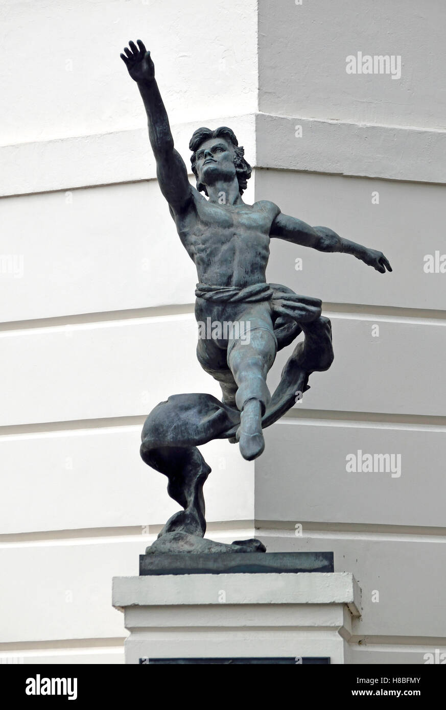 London, England, Großbritannien. 'Jete' (Enzo Plazzota: 1975) Statue von David Wall (1946-2013) der junge männliche Principal, Royal Ballet... Stockfoto