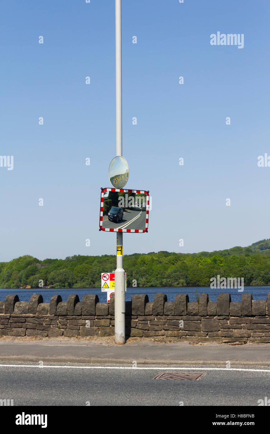 konvexer Spiegel auf Mast auf öffentlicher Straße, runder