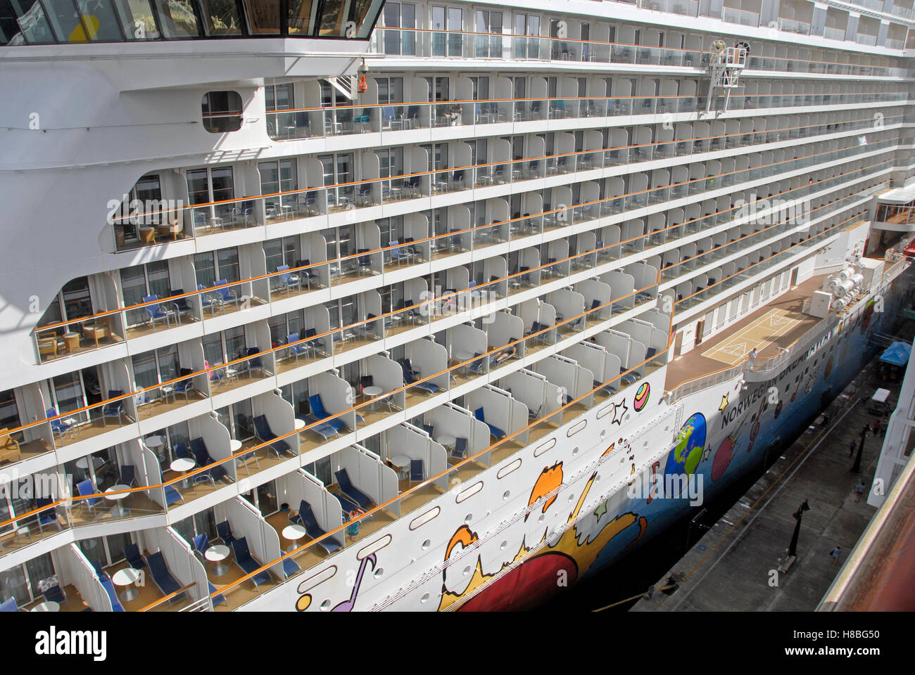 Zeilen der Kabine Balkone auf Kreuzfahrtschiff Stockfoto