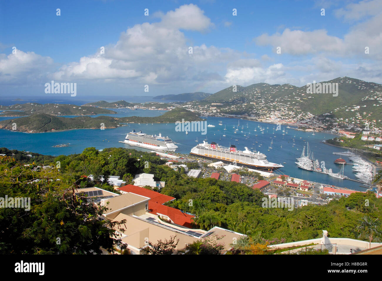 Schiffe und Boote im Hafen, von Paradise Point, St Thomas, Karibik gesehen Stockfoto