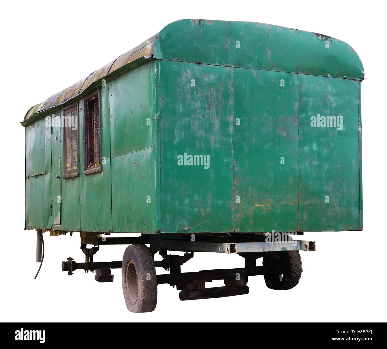 Verlassene grünes Auto van auf die abgesenkte Räder gebrochen. Isoliert auf weiss. Kein Name Massenproduktion Mitte des zwanzigsten Jahrhunderts Stockfoto