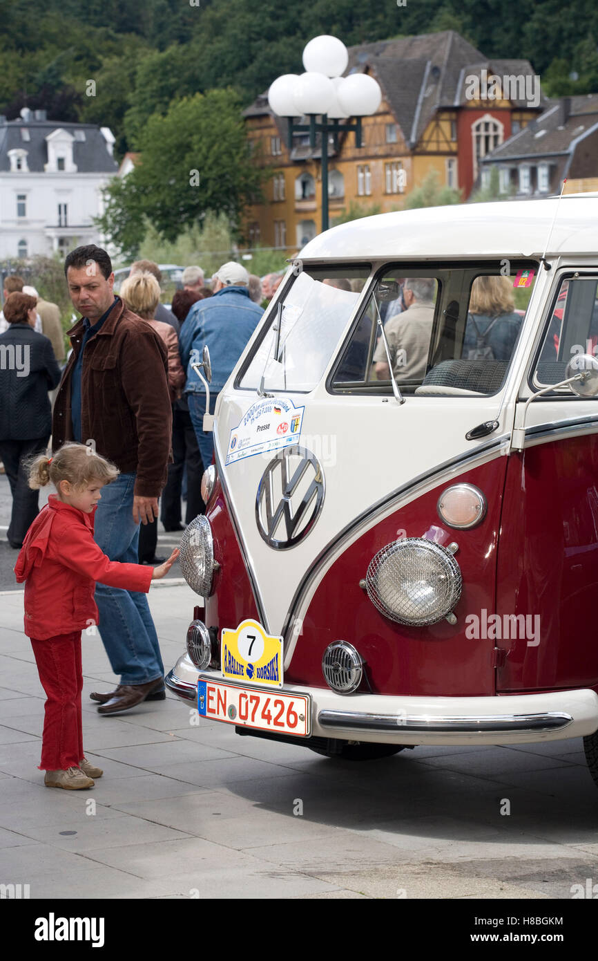 Deutschland, Teilnehmer an einer Oldtimer-Rallye, Volkswagen T1, VW-Bus, genannt Bulli. Stockfoto
