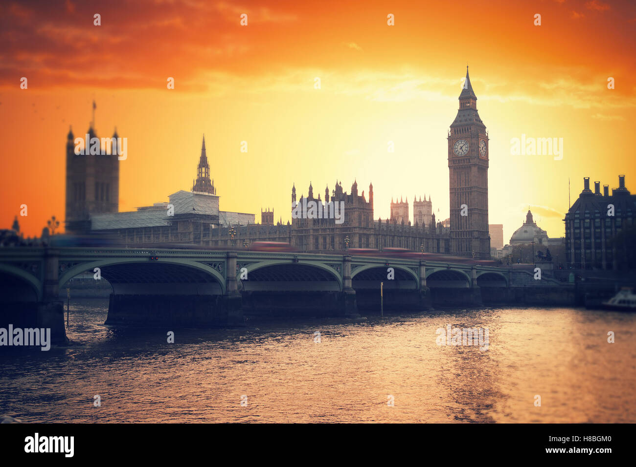 Big Ben bei Sonnenuntergang. Blick auf die Themse. London, England Stockfoto