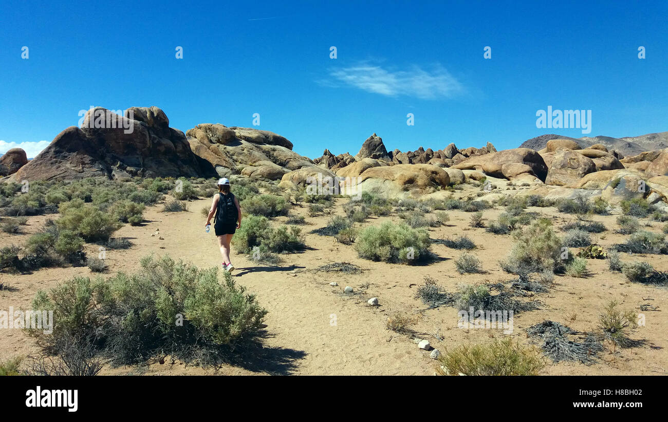 Frau beim Wandern auf Alabama Hills, Kalifornien, USA Stockfoto