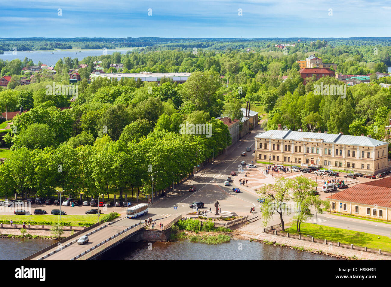 Vyborg, Stadtansichten, Horizonte und Bucht von Höhe von Vyborg Festung, Gebiet Leningrad, St. Petersburg, Russland. Sommertag Stockfoto