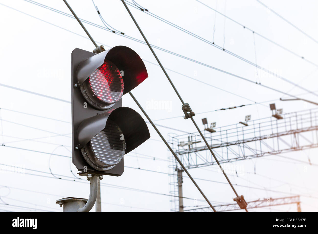 Verbot der Eisenbahn Semaphore leuchtet rot. Technische Bahnhof - operative Bahnbetriebswerk. Verkehrsinfrastruktur Stockfoto