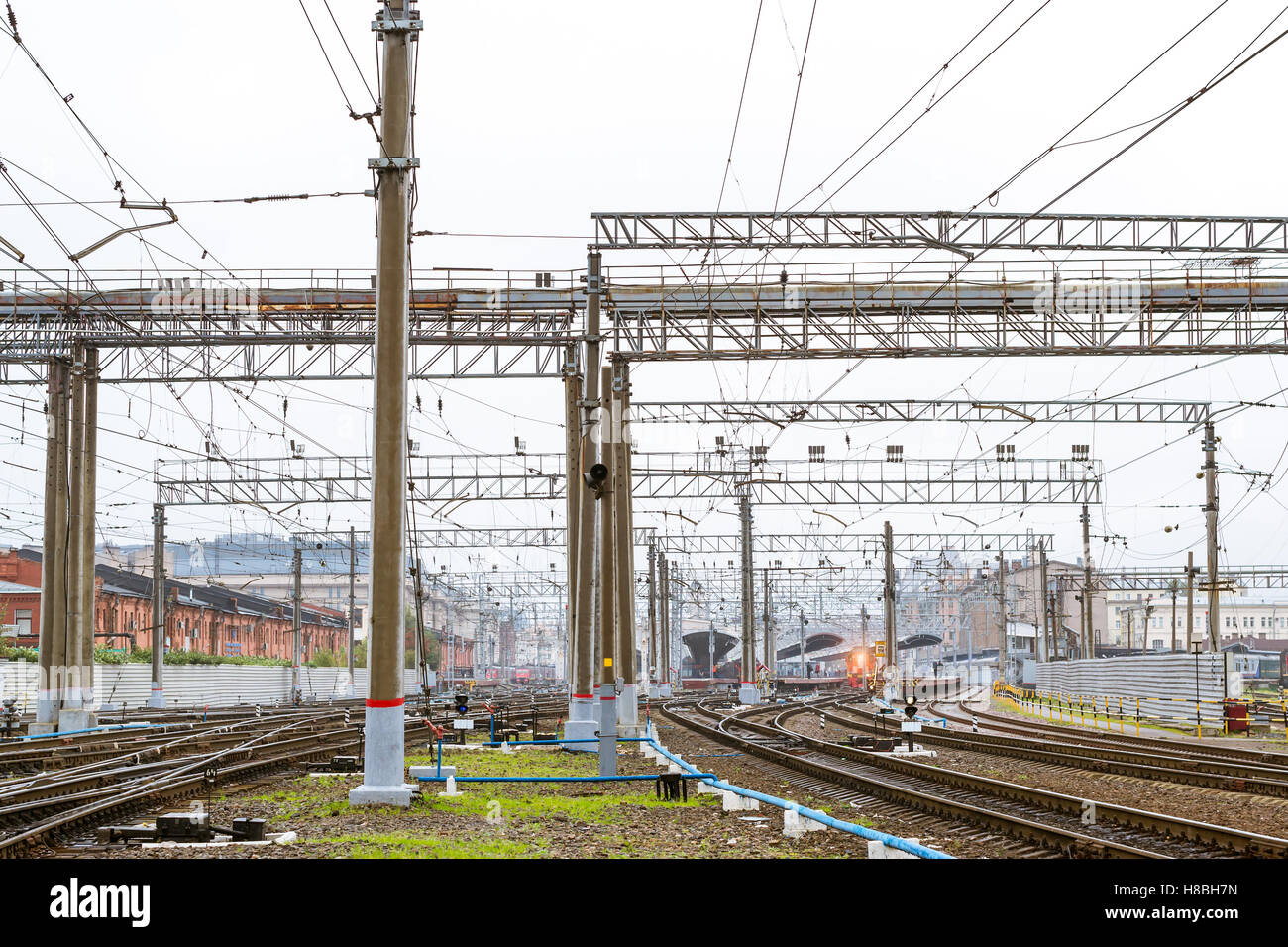 Verkehrsinfrastruktur in der Moskauer Bahnhof. Schienen zu interurban Plattformen. Netzwerk von Eisenbahnschienen, Russland Stockfoto